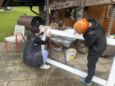 Velikonočna dekoracija ob cesti na Brdinjah